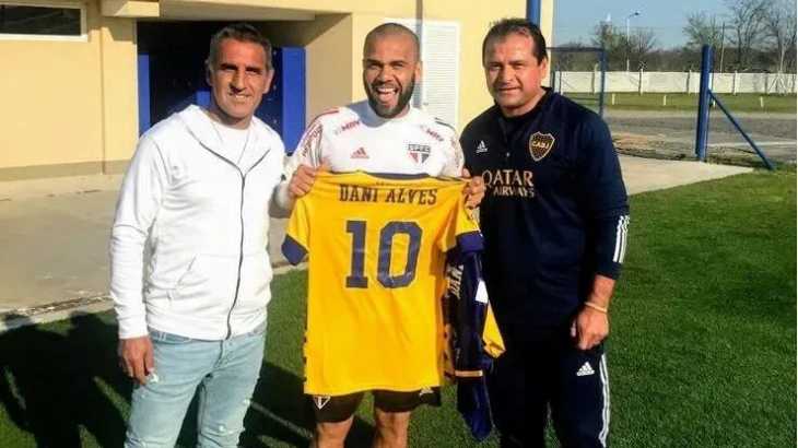 VIDEO | En libertad condicional, Dani Alves jugó un picado con la camiseta de Boca